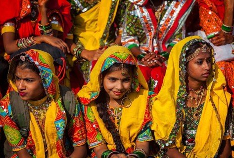PUSHKAR, INDIA, NOVEMBER 21, 2012: Unidentified Rajasthani girls in traditional outfits prepare for