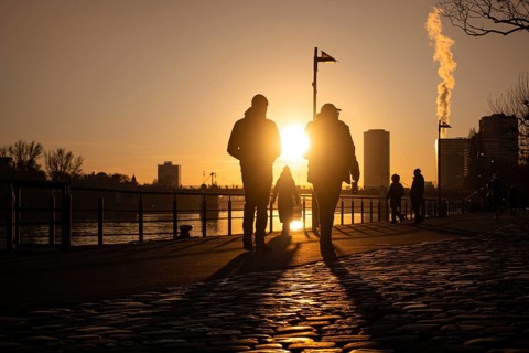 People walking along the banks of the Main in Frankfurt at sunset, Frankfurt am Main, Mainufer,