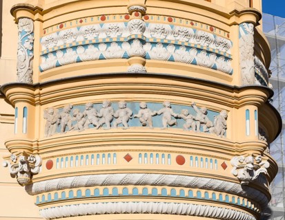 Heinrich-Schütz-Haus with oriel Neumarkt corner Frauenstrasse, so-called children's frieze,