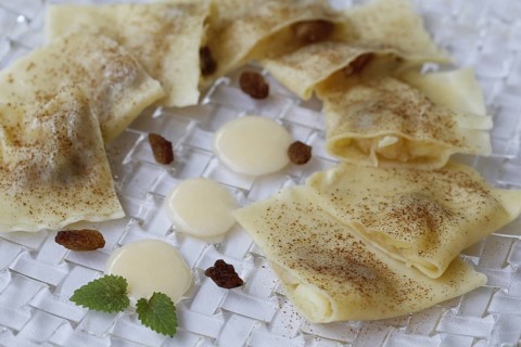 Swabian cuisine, apple dumplings, apple in pasta dough, sweet dish, dessert, vanilla sauce,
