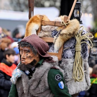 Person masked as a mountaineer at the carnival parade of the Wey guild on Rose Monday, Güdismäntig,