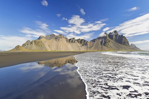 Vestrahorn, Vesturhorn, scree mountain made of gabbro and granophyre rocks, part of the Klifatindur