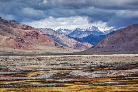 Tso Kar, fluctuating salt lake in Himalayas. Rapshu, Ladakh, Jammu and Kashmir, India, Asia
