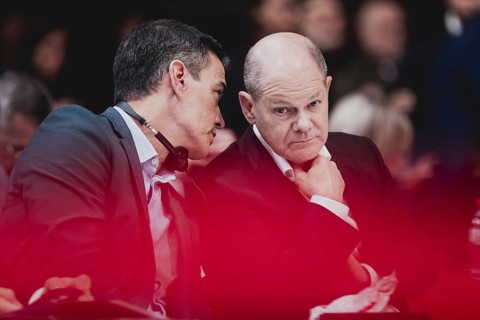 (L-R) Pedro Sanchez, Ministerpraesident von Spanien und PSOE-Vorsitzender, und Olaf Scholz (SPD),