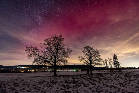 Northern Lights, Aurora borealis, Stable auroral red arc (SAR Arc), violet, pink, red, hut, stars,