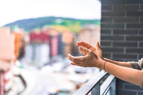 Hands of a young woman applauding the toilets every day at 8 in the afternoon. Pandemic coronavirus
