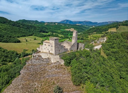 Rocca Varano, a fortress of the 12th century Rocca Varano, is built on a steep rock. The castle is