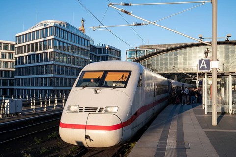 21.10.2023, Berlin, Germany, Europe, An Intercity Express (ICE) train stops at a platform at Berlin
