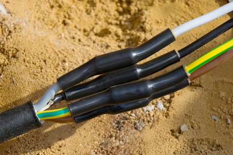 Connected power cables for house connection in the ground with heat-shrink tubing