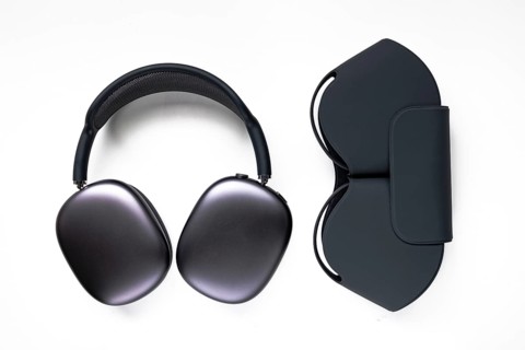 Space grey AirPods Max stainless with steel frame next to a Smart Case