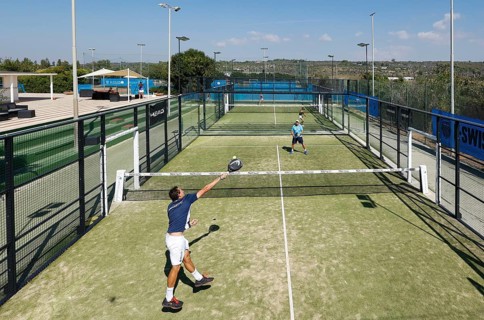Zwei Männer spielen Padel im Club Robinson, Ugento, Apulien, Italien