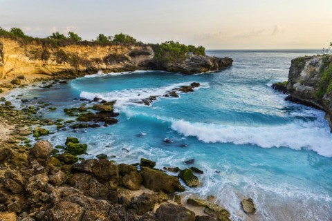 Beach in the Blue Lagoon bay on the holiday island of Nusa Lembongan, blue, algae formation,