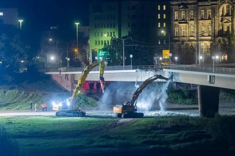 In the early hours of the morning, a section of the Carola Bridge collapsed for unknown reasons.