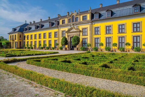 Borders with gallery building in the Great Garden, Herrenhausen Gardens, Hanover, Lower Saxony,