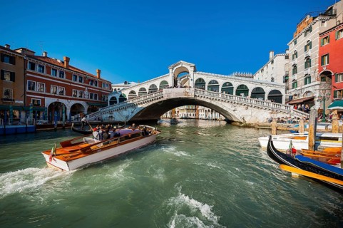 Rialto Bridge with Grand Canal, city trip, holiday, travel, tourism, lagoon city, historical,