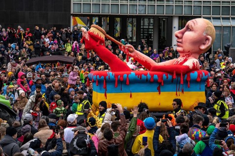 Rose Monday parade in Düsseldorf, street carnival, carnival float, by float builder Jacques Tilly,