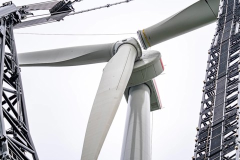 Erection of a wind turbine, wind energy plant, assembly of the third blade, with a crawler lattice