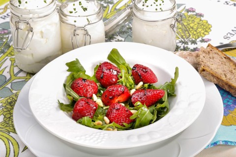 Swabian cuisine, Luggeles cheese in a jar, salad rocket with strawberries, pine nuts, Swabian cream