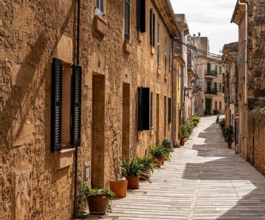 Small alleyways in the historic old town of Alcudia, Majorca, Spain, Europe