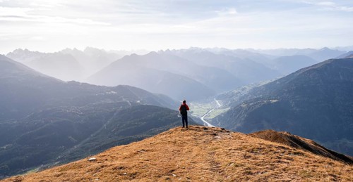 Mountaineers in front of a mountain panorama on the Venet, view of the Upper Inn Valley in the