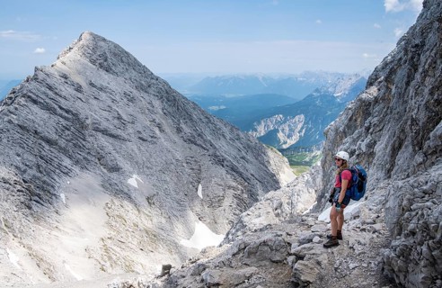 Mountaineer on the Jubiläumsgrat between Zugspitze and Alpspitze, high mountains, Wetterstein