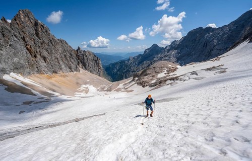 Mountaineer on a snowfield, mountain basin with glacier remnant of the Höllentalferner, Höllental,