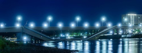 In the early hours of the morning, a section of the Carola Bridge collapsed for unknown reasons.