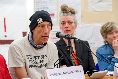 Wolfgang Metzeler-Kick at the press conference of Hungern, bis Ihr ehrlich seid . To his right Lena