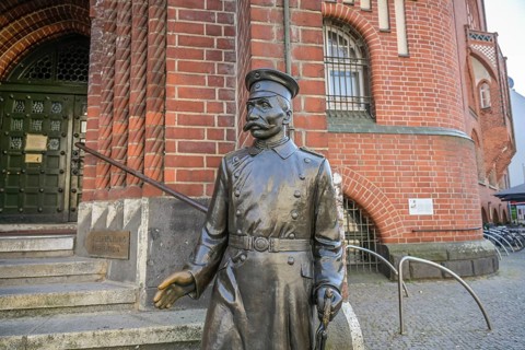 Captain of Köpenick Monument, Town Hall, Köpenick, Treptow-Köpenick, Berlin, Germany, Europe