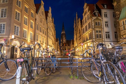Historic old town, Prinzipalmarkt, gabled houses, St. Lamberti Church, bicycle parking, in Münster,