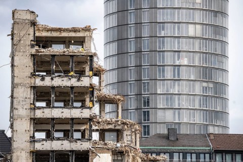 Demolition of the former RWE building complex, in the city centre, on the A40 motorway in Essen,