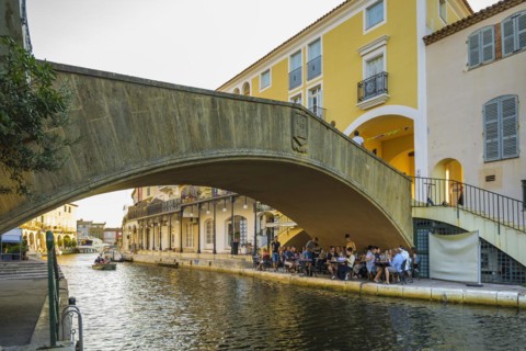 Restaurant under a bridge, Port Grimaud, Bay of St. Tropez, Département Var, Cote d'Azur,