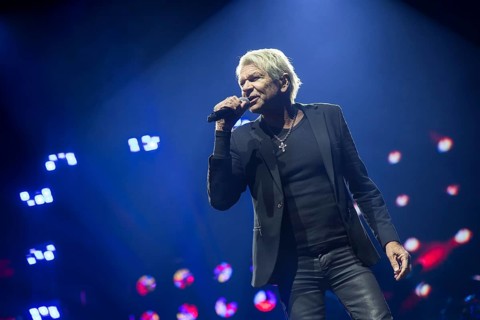 Matthias Reim live on ..und plötzlich bist du Kult! Tour in the Berlin Uber Arena on 29 December
