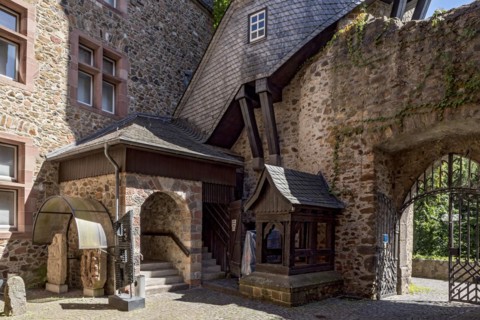 Old neo-renaissance castle, castle courtyard with fountain and stairway to the Heidenturm, Thieves'