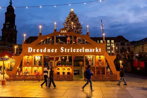A few days in front of the opening of the Dresden Striezelmarkt, a lighting test was carried out