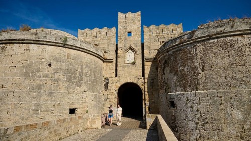 Emery d 'Amboise Tor, Rhodes city wall, Medieval castle with massive stone gate and round towers,