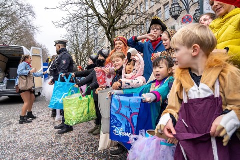 Rose Monday parade in Düsseldorf, spectators, especially children, collecting carnival sweets, at