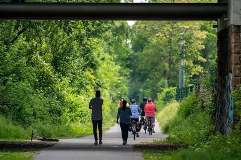 The Grugatrasse, former railway line, now cycle path, footpath, from Mülheim via Essen-Rüttenscheid