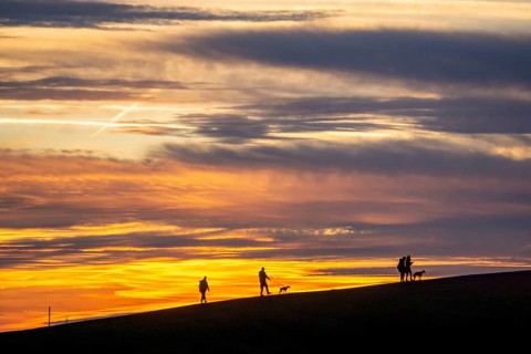 Red evening sky, sunset, view from the Mottbruch Halde in Gladbeck, to the west, walkers with dogs,