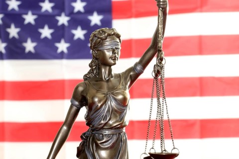 Symbolic image: Justitia in front of a USA flag