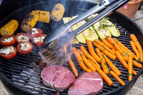 Whether vegetarian or with meat: barbecues are on trend. Vegetables such as carrots, tomatoes and