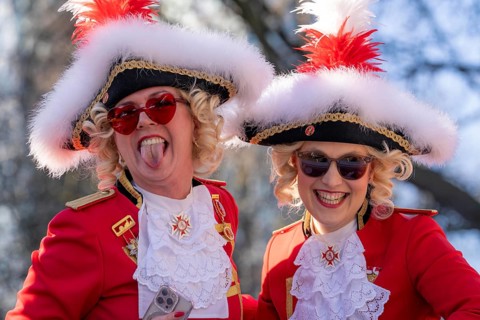 Rose Monday parade in Düsseldorf, groups of carnival societies and other participants in the street