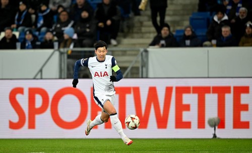 Heung-Min Son Tottenham Hotspur Spurs (07) Action on the ball Perimeter advertising SPORTWETTEN