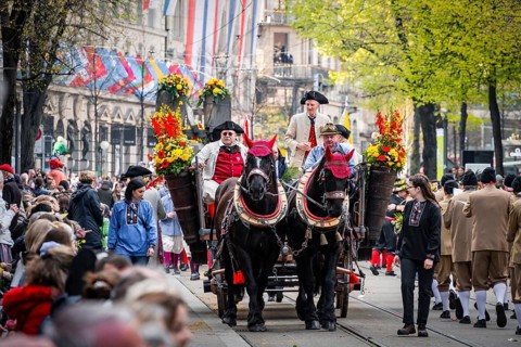 Parade of historically costumed guildsmen, Sechseläuten or Sächsilüüte, Zurich Spring Festival,