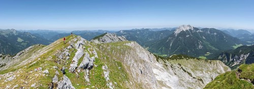 Mountaineer on the summit ridge of the Unnütz, behind the summit of the Seekarspitze, Unnütz