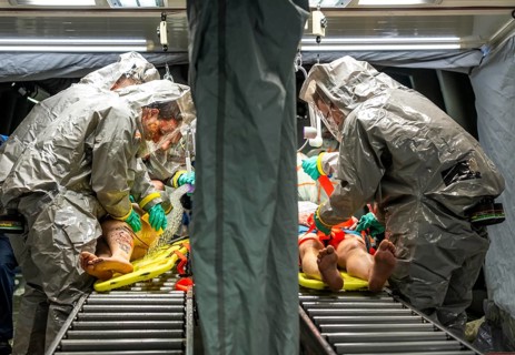 Decontamination of injured persons after an assumed accident involving hazardous substances, fire
