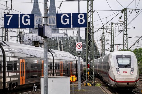 Rail traffic on the line between Cologne Central Station and Cologne-Deutz, Hohenzollern railway