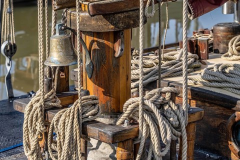 Sailboat, rigging, ropes, ropes, ropes, knots, wooden boat, sailor's knots, order, disorder,