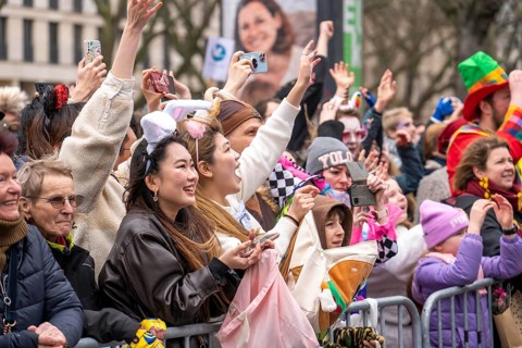Rose Monday parade in Düsseldorf, Asian spectators, at the street carnival, here Fortuna