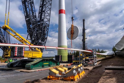 Erection of a wind turbine, wind energy plant, assembly of the ring generator, with a crawler